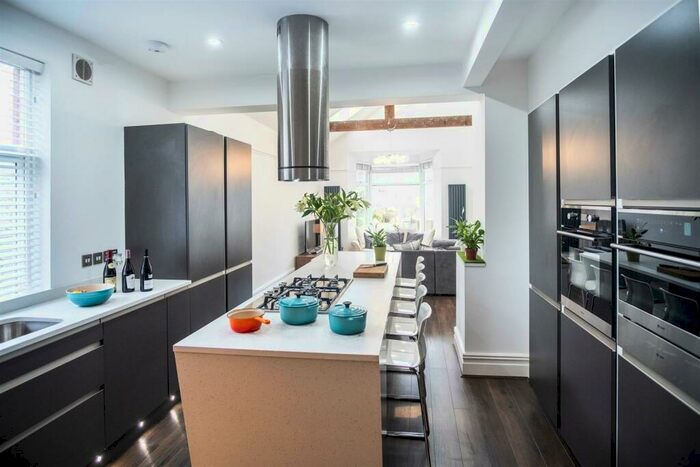 2 Bedroom Flat To Rent In Archer Road, Penarth, Vale Of Glamorgan, CF64