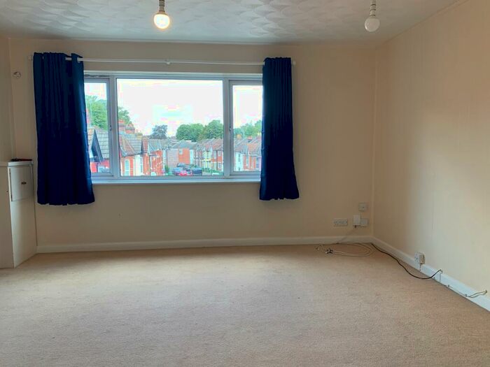 1 Bedroom Flat To Rent In Thackeray Court, Portswood, SO17