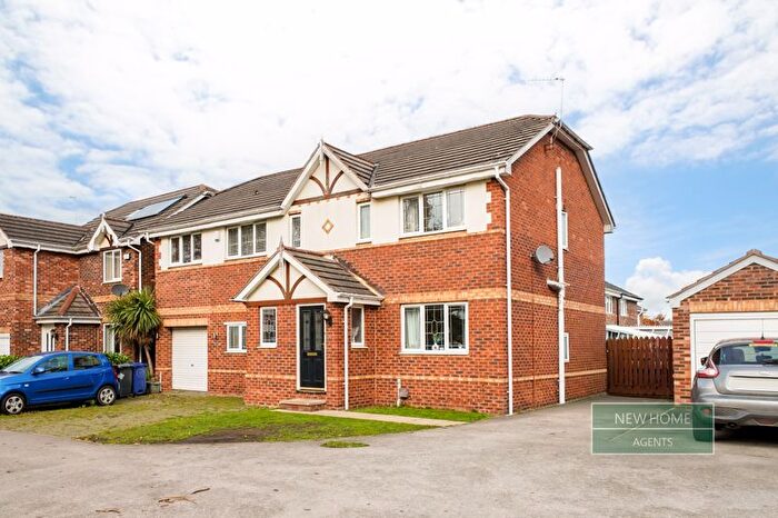 3 Bedroom Semi-Detached House For Sale In Chatsworth Drive, Rossington, Doncaster, DN11