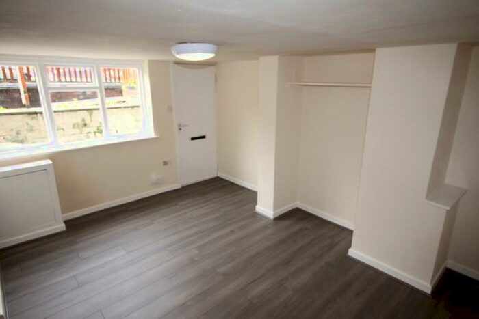 Studio To Rent In Longroyd View, Beeston, Leeds, LS11