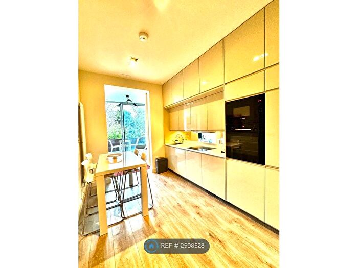 1 Bedroom Flat To Rent In Battersea Park Road, London, SW8