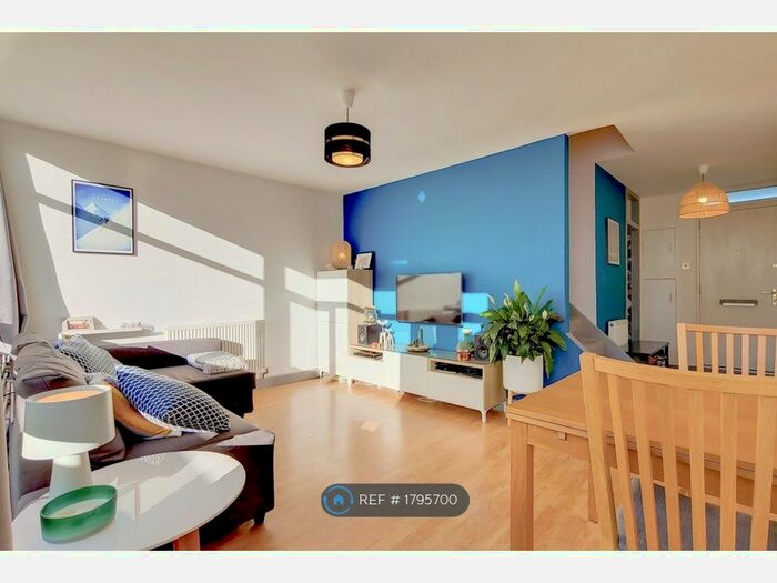 2 Bedroom Flat To Rent In Elmore House, London, SW9