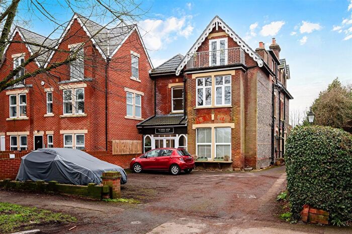 3 Bedroom Flat For Sale In Avenue Road, Banstead, SM7