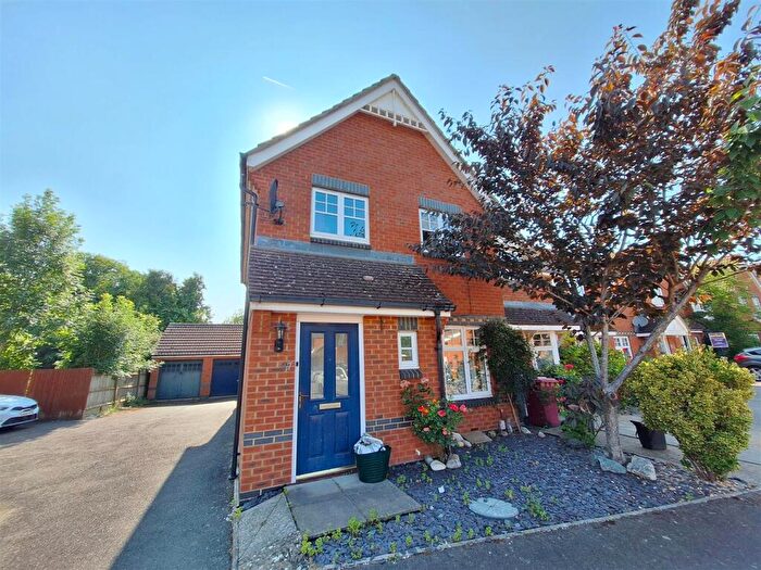 3 Bedroom End Of Terrace House To Rent In Clonmel Close, RG4