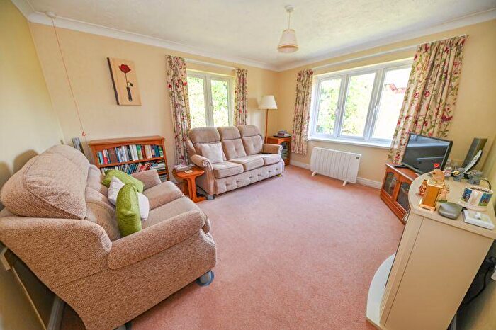 2 Bedroom Retirement Property For Sale In Havant Road, Horndean, PO8