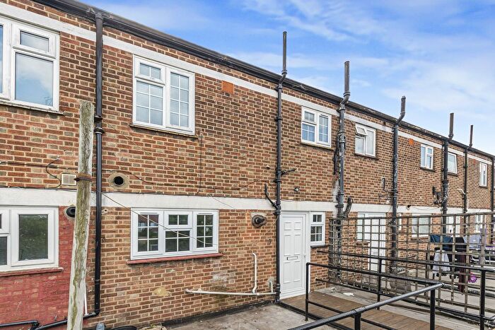 3 Bedroom Flat To Rent In Blackfen Road, Sidcup, DA15