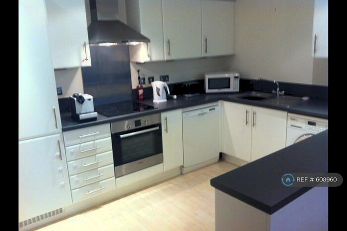 2 Bedroom Flat To Rent In Leamore Court, London, E2