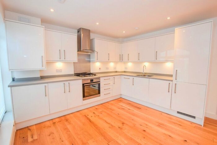 2 Bedroom Flat To Rent In Flat Windsor Court, Corner Hall, Hemel Hempstead, Hertfordshire, HP3