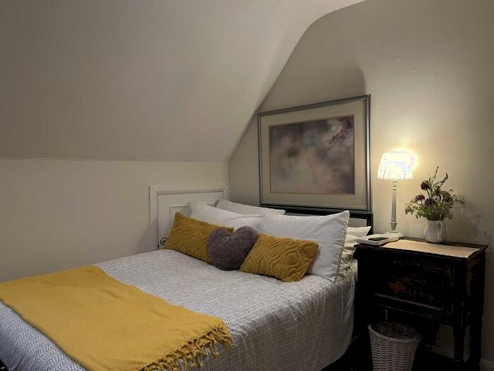 Semi-Detached House To Rent In Waterside Close, Godalming, GU7