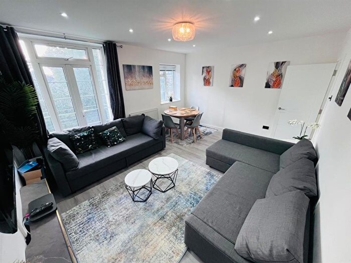 3 Bedroom Flat To Rent In Warwick Lodge, London, NW2