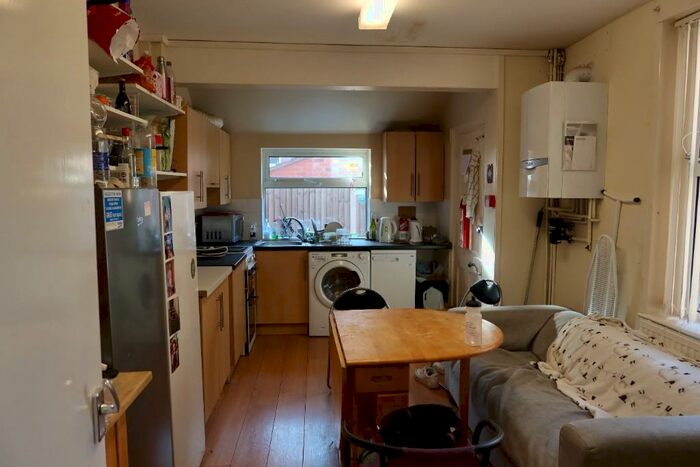 5 Bedroom Terraced House To Rent In Teversal Avenue, Nottingham, NG7