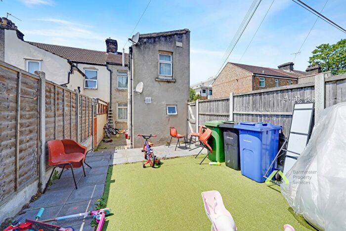3 Bedroom End Of Terrace House For Sale In Grays, RM17