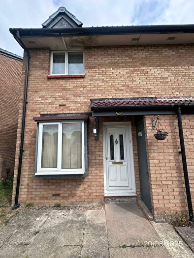 Terraced House To Rent In Juniper Way, Romford, Essex, RM3