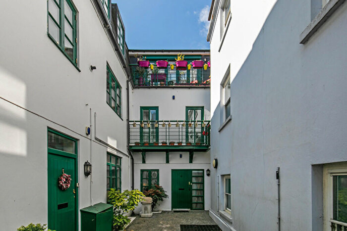 1 Bedroom Flat To Rent In Wessex Court, Upper High Street, Winchester, SO23