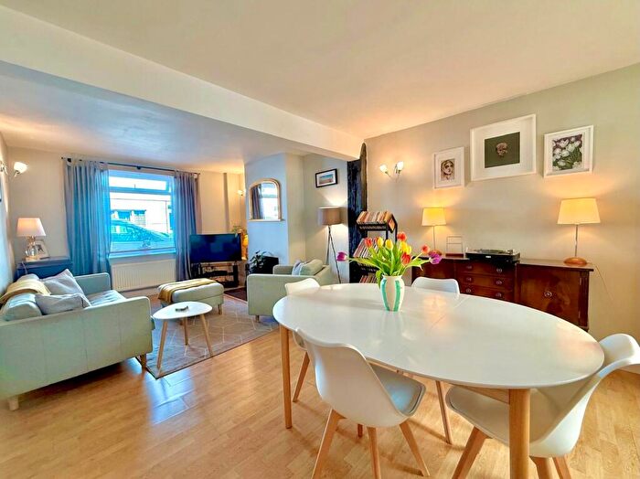 3 Bedroom Terraced House For Sale In Albion Street, Swindon Town Centre, SN1