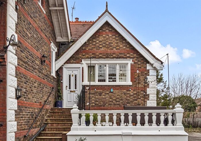 2 Bedroom Flat For Sale In Bulkington Avenue, Worthing, BN14