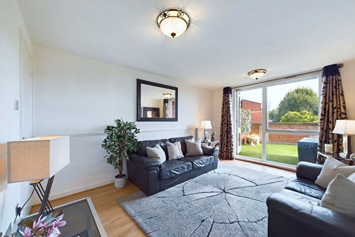 2 Bedroom Flat To Rent In George Eliot House, Vauxhall Bridge Road, Pimlico, London, SW1V