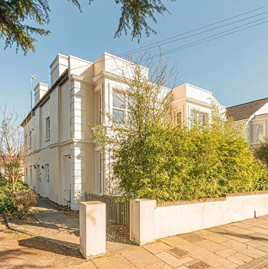 2 Bedroom Flat For Sale In Belmont Road, Twickenham, TW2