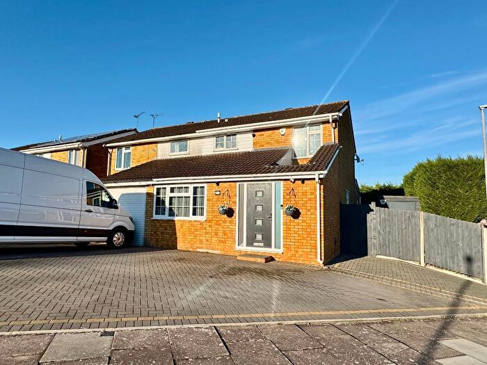 4 Bedroom Semi Detached House For Sale In Buckingham Drive, Stopsley, Luton, Bedfordshire, LU2