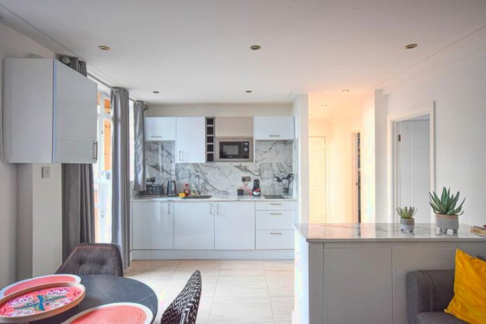 2 Bedroom Flat To Rent In Whitfield Street, London, W1T