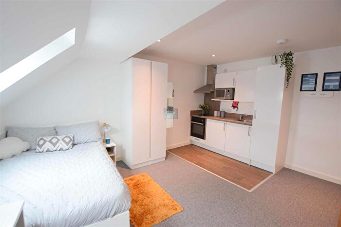 Studio To Rent In Fitzwilliam Place - Apartment - Student Apartment - /, LN5