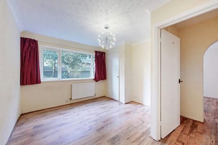 1 Bedroom Flat To Rent In Charlton Lodge, Temple Fortune Lane, Temple Fortune, NW11