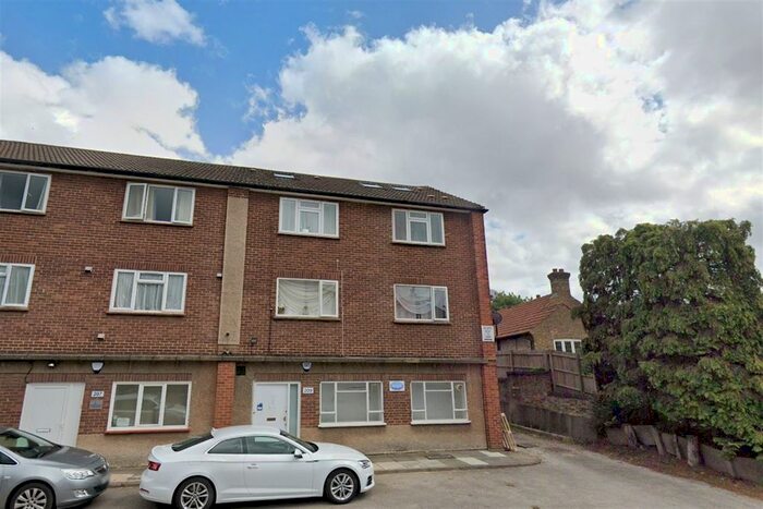 2 Bedroom Flat To Rent In Crescent Road, Barnet, EN4