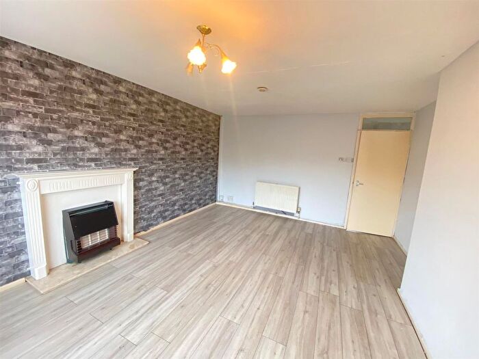 2 Bedroom Flat To Rent In Warren Close, Tipton, DY4