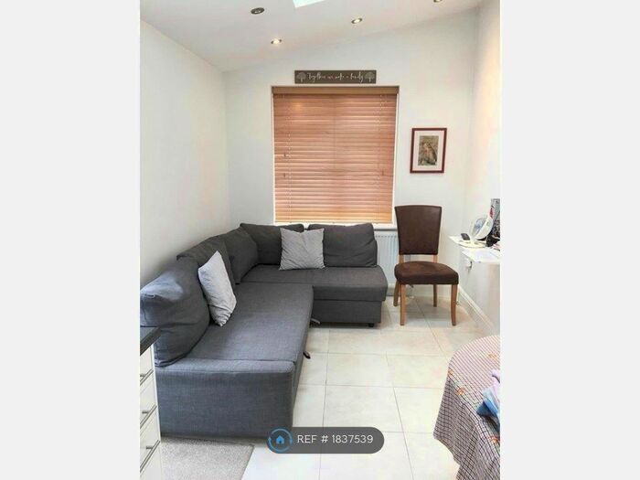 1 Bedroom Flat To Rent In Orchard Grove, Edgware, HA8