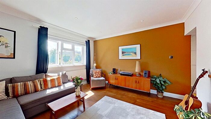1 Bedroom Flat For Sale In Strathdon Drive, London, SW17