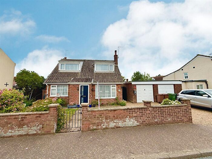 3 Bedroom Chalet For Sale In The Street, Sea Palling, NR12