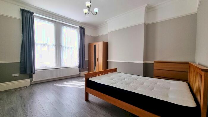 3 Bedroom Flat To Rent In Temple Road, London, N8
