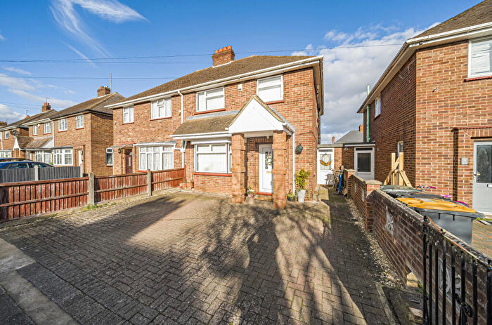 3 Bedroom Semi-Detached House For Sale In Hawthorne Avenue, Bedford, Bedfordshire, MK40
