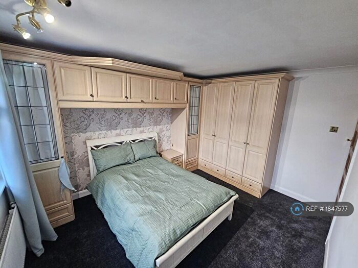 2 Bedroom Flat To Rent In Carter Drive, Romford, RM5