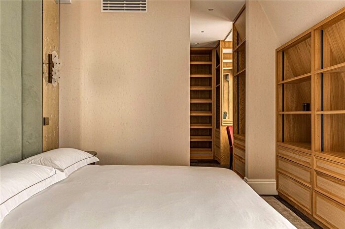 3 Bedroom Flat To Rent In South Street, London, W1K