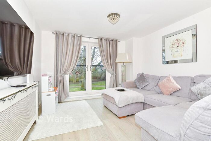 2 Bedroom Flat For Sale In Bannister Way, Leybourne, West Malling, Kent, ME19