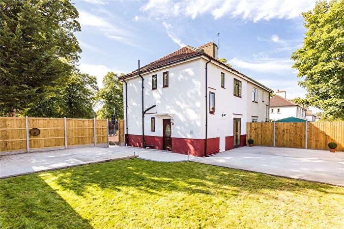 4 Bedroom Semi-Detached House To Rent In Macarthur Terrace, Charlton Park Road, SE7