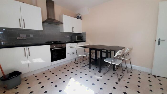 2 Bedroom Flat To Rent In Regal Ct, London, N18