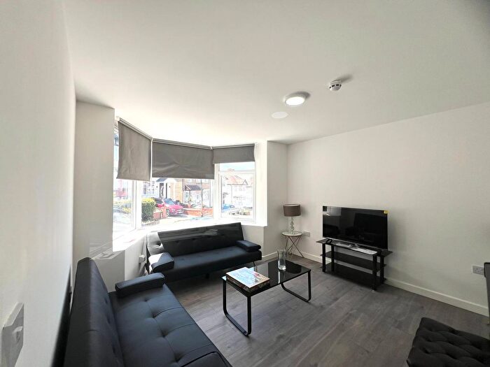 6 Bedroom Semi-Detached House To Rent In Fairfields Close, London, NW9