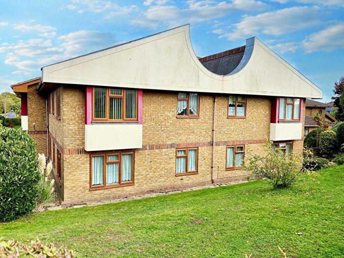 2 Bedroom Apartment For Sale In Outwood Common Road, Billericay, CM11