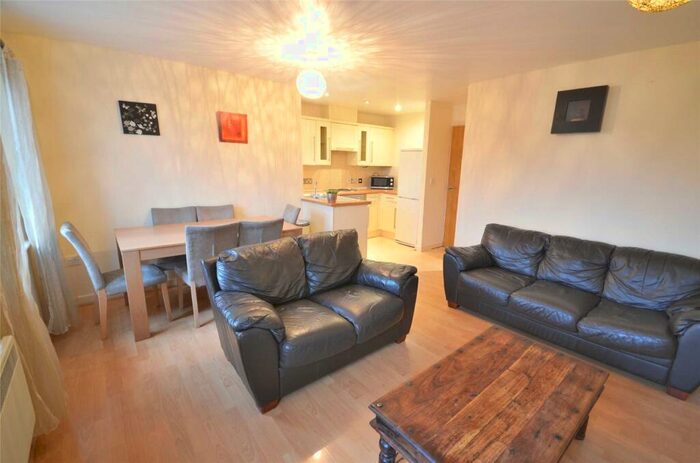 3 Bedroom Apartment To Rent In Sugar Mill Square, Salford, M5
