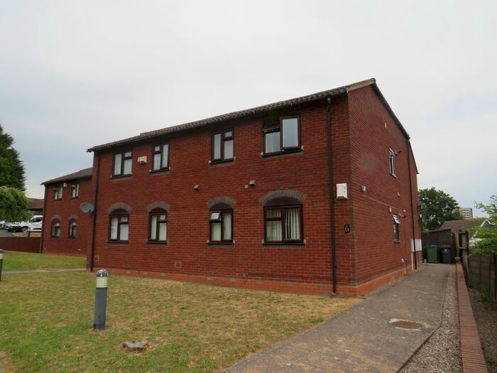 2 Bedroom Flat To Rent In The Pineways, Oldbury, B69