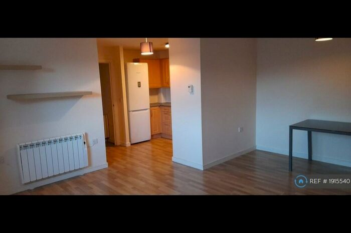 2 Bedroom Flat To Rent In Sandalwood Road, Westbury, BA13