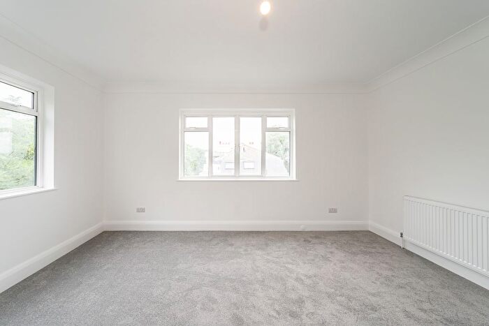 3 Bedroom Flat To Rent In West Road, London, SW4
