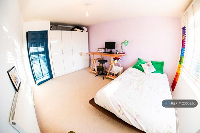2 Bedroom Flat To Rent In Carlton Court, Southampton, SO15