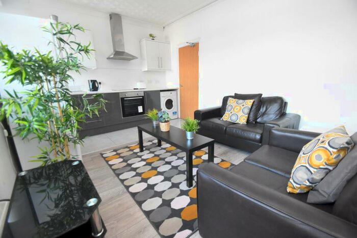 4 Bedroom Flat To Rent In Crwys Road, Cathays, Cardiff, CF24