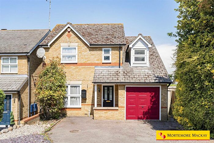 4 Bedroom Detached House For Sale In Buchanan Close, London, N21