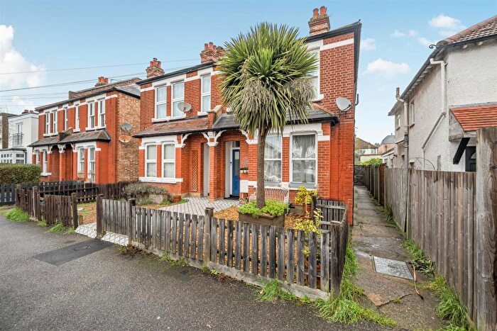 2 Bedroom Maisonette For Sale In Tolworth Park Road, Surbiton, KT6