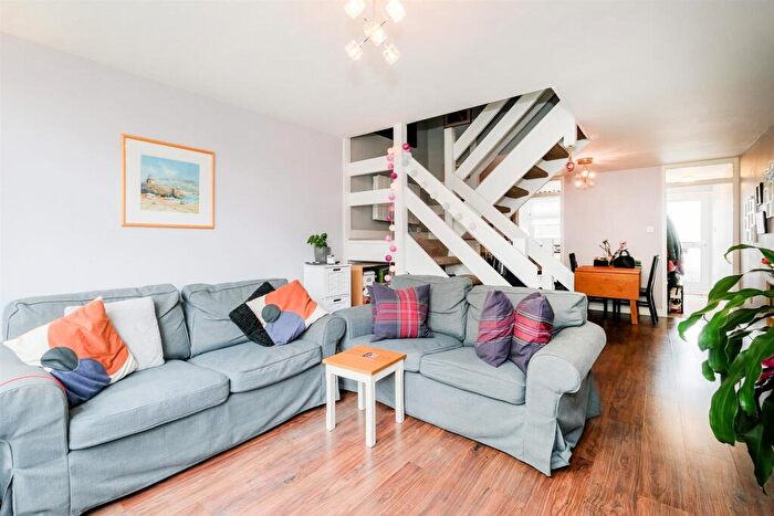 2 Bedroom Flat For Sale In Carlton Terrace, Wanstead, E11