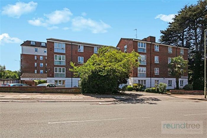 2 Bedroom Flat For Sale In Lakeside Lodge, Golders Green, NW11